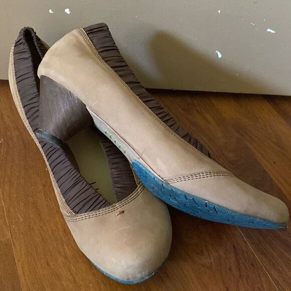 Terra Plana Beige Brown Ruffled Trim Round Toe Heels Womens Size 39/8.5 - Picture 2 of 8